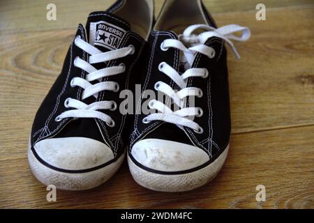 Converse Trainer. Beliebte Schuhmarke in Sneakers und Tennisschuhen, alles Star-Design. Vintage, dreckig, abgenutzt in zwei Knabbereien. Stockfoto