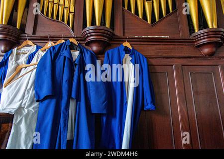 Roben hängen an der Orgel im Ordinariat unserer Lieben Frau von Walsingham in Soho, London Stockfoto
