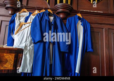 Roben hängen an der Orgel im Ordinariat unserer Lieben Frau von Walsingham in Soho, London Stockfoto