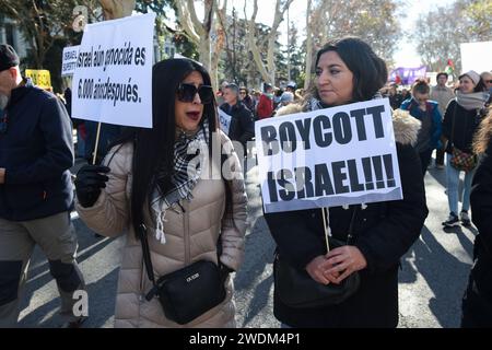 Madrid, Spanien. Januar 2024. Demonstranten halten Plakate während einer pro-Palästina-Demonstration. Hunderte von Demonstranten, die palästinensische Fahnen und Banner gegen Israel tragen, versammelten sich am Bahnhof Atocha und begeben sich anschließend zum Cibeles-Platz in Madrid, Spanien, um für einen Waffenstillstand in Gaza zu rufen. (Credit Image: © Gustavo Valiente/SOPA Images via ZUMA Press Wire) NUR REDAKTIONELLE VERWENDUNG! Nicht für kommerzielle ZWECKE! Stockfoto