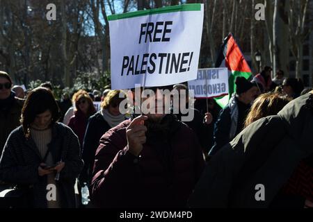 Madrid, Madrid, Spanien. Januar 2024. Während einer propalästinensischen Demonstration in Madrid hält ein Demonstrant ein Plakat. Hunderte von Demonstranten, die palästinensische Fahnen und Banner gegen Israel oder die USA tragen, versammeln sich am Bahnhof Atocha, um zum Cibeles-Platz in Madrid, Spanien, zu gehen, um einen Waffenstillstand in Gaza zu fordern. (Credit Image: © Gustavo Valiente/SOPA Images via ZUMA Press Wire) NUR REDAKTIONELLE VERWENDUNG! Nicht für kommerzielle ZWECKE! Stockfoto