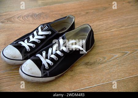 Converse Trainer. Beliebte Schuhmarke in Sneakers und Tennisschuhen, alles Star-Design. Vintage, dreckig, abgenutzt in zwei Knabbereien. Stockfoto