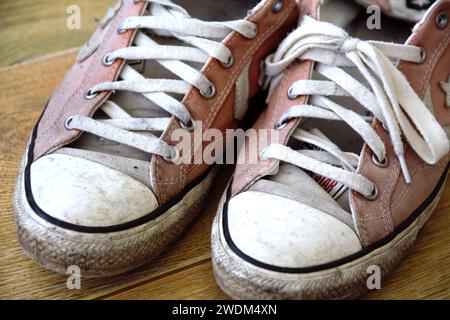 Converse Trainer. Beliebte Schuhmarke in Sneakers und Tennisschuhen, alles Star-Design. Vintage, dreckig, abgenutzt in zwei Knabbereien. Stockfoto