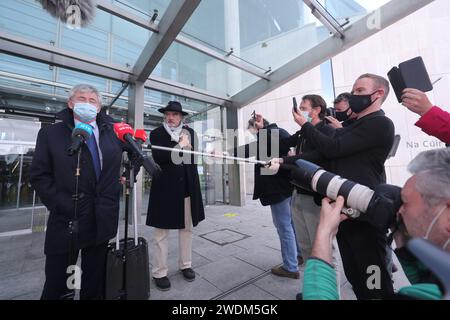 Aktenfoto vom 10/20 von Rechtsanwalt Frank Buttimer (links) und Ian Bailey (Mitte) sprechen mit den Medien außerhalb des High Court in Dublin. Ian Bailey, der Hauptverdächtige des Mordes an der französischen Produzentin Sophie Toscan du Plantier, starb im Alter von 66 Jahren in Cork. Mr. Bailey hat immer vehement jede Beteiligung am Tod von Frau Toscan du Plantier verneint. Stockfoto