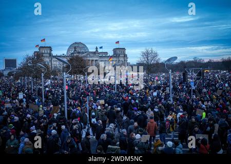 Berlin, Deutschland. Januar 2024. Tausende von Menschen demonstrieren für Demokratie vor dem Reichstagsgebäude. Die landesweiten Demonstrationen sollen ein Signal des Widerstands gegen rechtsextreme Aktivitäten senden. Quelle: Kay Nietfeld/dpa/Alamy Live News Stockfoto