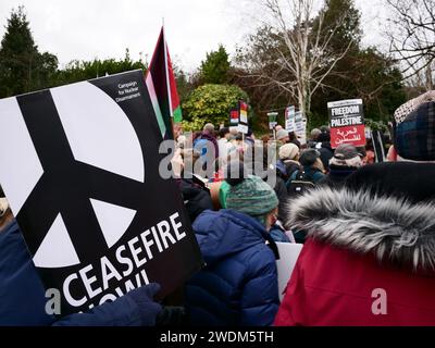 CND-Plakat bei einem protestmarsch, das zu einem Waffenstillstand im Gaza-Konflikt aufruft. Januar 2024. Exeter, Devon, Großbritannien Stockfoto