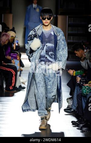 Paris, Frankreich. Januar 2024. KENZO Homme Herbst/Winter 2024-2025 Laufsteg während der Paris Fashion Week Herrenmode am 2024. Januar in Paris; Frankreich 19/01/2024 Credit: dpa/Alamy Live News Stockfoto