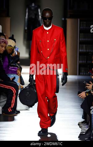 Paris, Frankreich. Januar 2024. KENZO Homme Herbst/Winter 2024-2025 Laufsteg während der Paris Fashion Week Herrenmode am 2024. Januar in Paris; Frankreich 19/01/2024 Credit: dpa/Alamy Live News Stockfoto