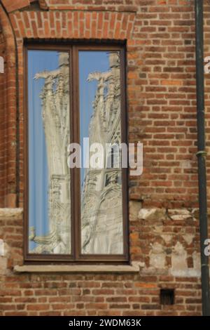 Reflexionen des Duomo di Mailand in den alten Fenstern eines mittelalterlichen roten Ziegelbaus in Mailand, Mailand, Italien Stockfoto