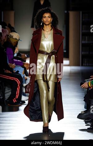 Paris, Frankreich. Januar 2024. KENZO Homme Herbst/Winter 2024-2025 Laufsteg während der Paris Fashion Week Herrenmode am 2024. Januar in Paris; Frankreich 19/01/2024 Credit: dpa/Alamy Live News Stockfoto