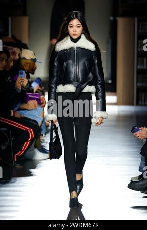 Paris, Frankreich. Januar 2024. KENZO Homme Herbst/Winter 2024-2025 Laufsteg während der Paris Fashion Week Herrenmode am 2024. Januar in Paris; Frankreich 19/01/2024 Credit: dpa/Alamy Live News Stockfoto