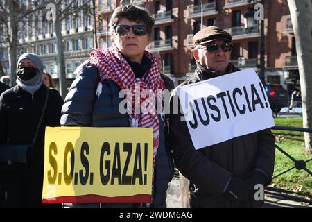 Madrid, Spanien. Januar 2024. Demonstranten halten Plakate während einer pro-Palästina-Demonstration. Hunderte von Demonstranten, die palästinensische Fahnen und Banner gegen Israel tragen, versammelten sich am Bahnhof Atocha und begeben sich anschließend zum Cibeles-Platz in Madrid, Spanien, um für einen Waffenstillstand in Gaza zu rufen. (Credit Image: © Gustavo Valiente/SOPA Images via ZUMA Press Wire) NUR REDAKTIONELLE VERWENDUNG! Nicht für kommerzielle ZWECKE! Stockfoto