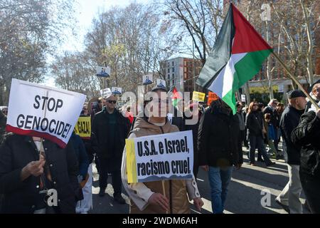 Madrid, Spanien. Januar 2024. Demonstranten halten Plakate während einer pro-Palästina-Demonstration. Hunderte von Demonstranten, die palästinensische Fahnen und Banner gegen Israel tragen, versammelten sich am Bahnhof Atocha und begeben sich anschließend zum Cibeles-Platz in Madrid, Spanien, um für einen Waffenstillstand in Gaza zu rufen. (Credit Image: © Gustavo Valiente/SOPA Images via ZUMA Press Wire) NUR REDAKTIONELLE VERWENDUNG! Nicht für kommerzielle ZWECKE! Stockfoto
