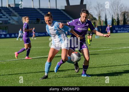 Florenz, Italien. Januar 2024. Florenz, Italien, 21. Januar 2024: Debora Novellino (33 Pomigliano Frauen) und Michela Catena (10 Fiorentina) während des Serie A Women League Spiels zwischen Fiorentina Frauen und Pomigliano Frauen im Viola Park in Florenz, Italien. (Sara Esposito/SPP) Credit: SPP Sport Press Photo. /Alamy Live News Stockfoto