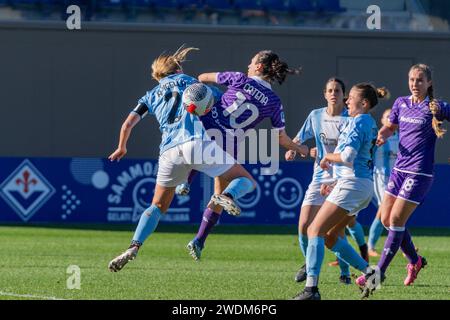 Florenz, Italien. Januar 2024. Florenz, Italien, 21. Januar 2024: Michela Catena (10 Fiorentina) und Gaia Apicella (2 Pomigliano Frauen) während des Serie A Women League Spiels zwischen Fiorentina Frauen und Pomigliano Frauen im Viola Park in Florenz, Italien. (Sara Esposito/SPP) Credit: SPP Sport Press Photo. /Alamy Live News Stockfoto