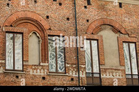 Reflexionen des Duomo di Mailand in den alten Fenstern eines mittelalterlichen roten Ziegelbaus in Mailand, Mailand, Italien Stockfoto