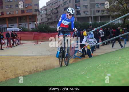 Benidorm, Spanien, 21. Januar 2024: Der Radfahrer Paul Seixas (3) während des Juniorentests der Männer der UCI Cyclo-Cross-Weltmeisterschaft 2024 am 21. Januar 2024 im Parque Foietes in Benidorm, Spanien. Quelle: Alberto Brevers / Alamy Live News. Stockfoto