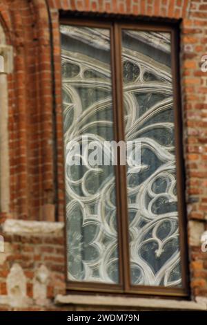 Reflexionen des Duomo di Mailand in den alten Fenstern eines mittelalterlichen roten Ziegelbaus in Mailand, Mailand, Italien Stockfoto