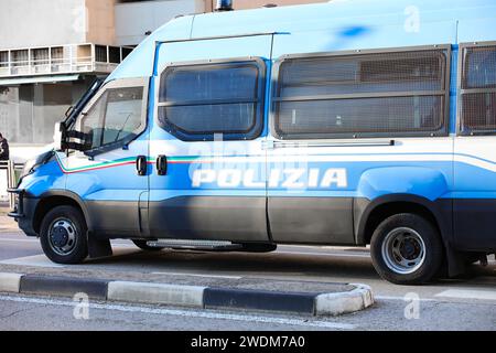 Vicenza, VI, Italien - 20. Januar 2024: Gepanzerter Wagen der italienischen Polizei während der Protestdemonstration in der Stadt Stockfoto