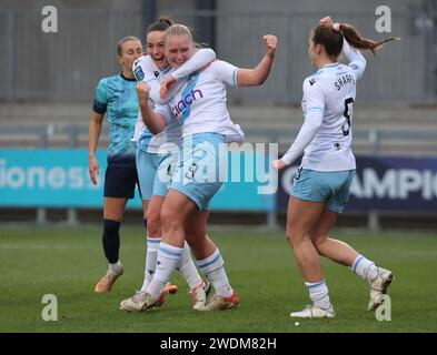 London, Großbritannien. Januar 2024. Elise Hughes von Crystal Palace Women feiert ihr Tor während des Fußballspiels der FA Women's Championship zwischen London City Lionesses Women und Crystal Palace Women im Princes Park, Dartford, UK - 21. Januar 2024. Quelle: Action Foto Sport/Alamy Live News Stockfoto