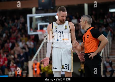 Madrider Spieler #31 Dzanan Musa reagiert mit Schiedsrichter während des Spiels der Turkish Airlines Euroleague zwischen AS Monaco und Real Madrid in der Gaston-Medecin-Halle in Monaco. Endpunktzahl: AS Monaco 90 - 74 Real Madrid. Stockfoto