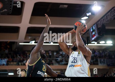 Monaco Spieler #24 Yakuba Ouattara und Madrid Spieler #28 Guerschon Yabusele werden während des Turkish Airlines Euroleague Spiels zwischen AS Monaco und Real Madrid in der Gaston-Medecin-Halle in Monaco in Aktion gesehen. Endpunktzahl: AS Monaco 90 - 74 Real Madrid. Stockfoto