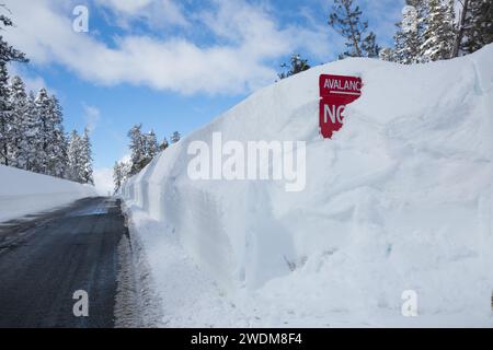 Vergrabenes Lawinenschild in einer hohen Schneebank auf der Seite des Sierra Nevada Bergpasses. Stockfoto