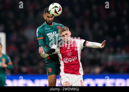Amsterdam, Niederlande. Januar 2024. AMSTERDAM, NIEDERLANDE - 21. JANUAR: Yassin Oukili vom RKC Waalwijk, Kenneth Taylor vom AFC Ajax kämpfen um den Ball während des niederländischen Eredivisie-Spiels zwischen Ajax und RKC Waalwijk am 21. Januar 2024 in der Johan Cruijff Arena in Amsterdam, Niederlande. (Foto von Patrick Goosen/Orange Pictures) Credit: Orange Pics BV/Alamy Live News Stockfoto