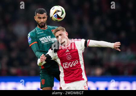 Amsterdam, Niederlande. Januar 2024. AMSTERDAM, NIEDERLANDE - 21. JANUAR: Yassin Oukili vom RKC Waalwijk, Kenneth Taylor vom AFC Ajax kämpfen um den Ball während des niederländischen Eredivisie-Spiels zwischen Ajax und RKC Waalwijk am 21. Januar 2024 in der Johan Cruijff Arena in Amsterdam, Niederlande. (Foto von Patrick Goosen/Orange Pictures) Credit: Orange Pics BV/Alamy Live News Stockfoto