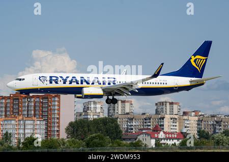 Die Ryanair Boeing 737-800 der irischen Billigfluggesellschaft landet am Flughafen Lemberg mit der Stadt im Hintergrund Stockfoto