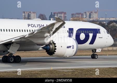 LOT Polish Airlines Boeing 787-9 Flugzeug aus Nahaufnahme während des Rollens zum Start von Lemberg nach Warschau Stockfoto