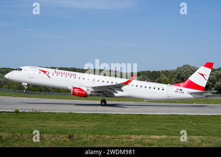 Die Austrian Airlines Embraer E195 starten vom Flughafen Lemberg Stockfoto