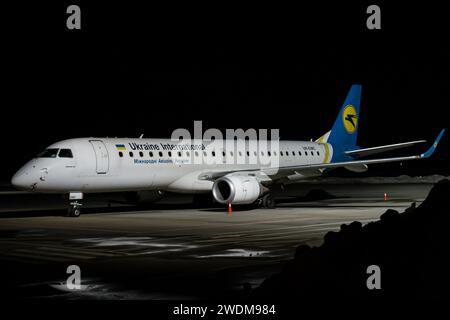 Ukraine International Airlines Embraer ERJ-190LR startet von Lviv zu einem Flug nach Kiew Stockfoto