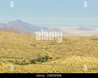 Luftaufnahme der Wüstenlandschaft von der Straße D1275 in der Nähe des Spreetshoogte Pass, Blick von der Drohne, Namibia Stockfoto