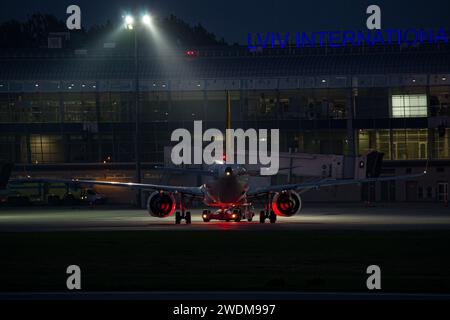 Pegasus Airlines Airbus A320 NEO wird nachts wegen Rollens am Flughafen Lemberg zurückgeschoben Stockfoto
