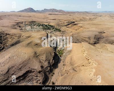 Aus der Vogelperspektive des Gaub River Canyon mit Drohne von der C14 Road nach Walvis Bay, nahe Kuiseb Pass, Namibia Stockfoto