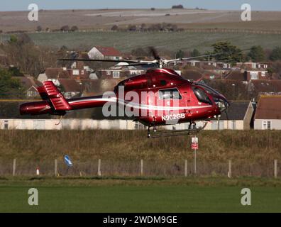 Ein McDonnell Douglas MD-902 Explorer II landet am Brighton City Airport Shoreham Sussex Stockfoto