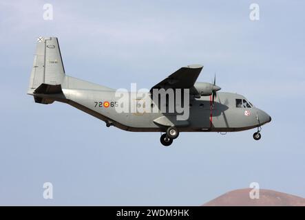 Ein CASA C-212 Aviocar der spanischen Luftwaffe nähert sich dem Flughafen Lanzarote Arrecife den Kanarischen Inseln an Stockfoto