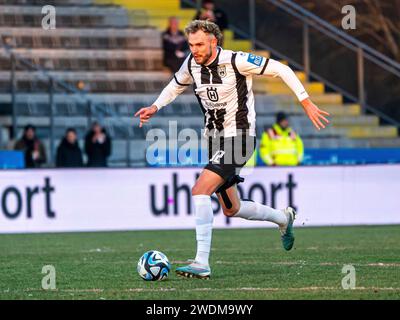 Aalen, Deutschland. Januar 2024. Philipp Strompf (SSV Ulm 1846, #32) mit Tempo am Ball, SSV Ulm 1846 vs. SpVgg Unterhaching, 3. Liga, Fussball, Herren, 21.01.2024 Foto: EIBNER/Michael Schmidt Credit: dpa/Alamy Live News Stockfoto