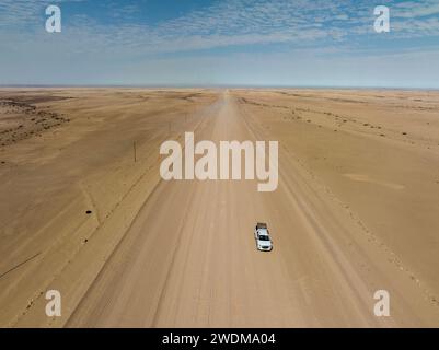 Aus der Vogelperspektive eines Allradfahrzeugs auf der C35 Wüstenstrecke um den Brandberg, von der Drohne aus der nahe gelegenen UIs-Stadt Namibia aus gesehen Stockfoto