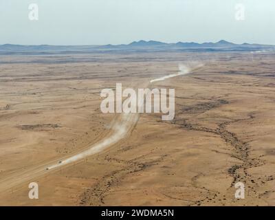 Aus der Vogelperspektive eines Allradfahrzeugs auf der C35 Wüstenstrecke um den Brandberg, von der Drohne aus der nahe gelegenen UIs-Stadt Namibia aus gesehen Stockfoto