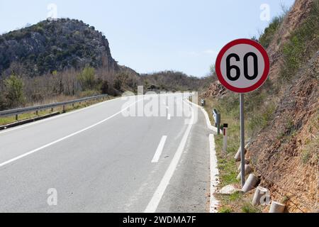 Straßenschild für die maximale Geschwindigkeitsbegrenzung. Stockfoto