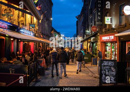 GALWAY, IRLAND - 5. APRIL 23: Straßen von Galway in Irland am Abend, mit Bars, Menschen und dem Nachtleben. Stockfoto