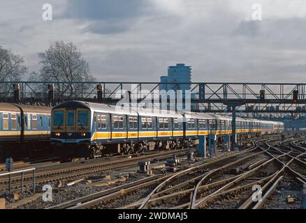 Ein Paar elektrischer Triebzüge der Klasse 319, geführt von der Nummer 319437, die am 23. Januar 2003 einen Thameslink-Dienst in London Bridge Betrieb. Stockfoto