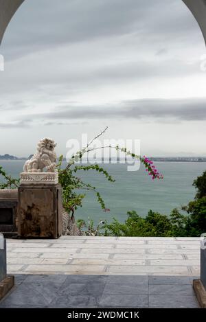 Detail der Linh Ung Pagode mit der Stadt da Nang im Hintergrund Stockfoto