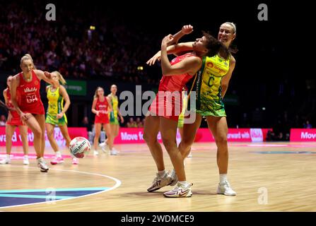 Englands Imogen Allison (links) und Australiers Jamie-Lee Price in Aktion während des Vitality Netball Nations Cup Spiels in der OVO Arena Wembley, London. Bilddatum: Sonntag, 21. Januar 2024. Stockfoto