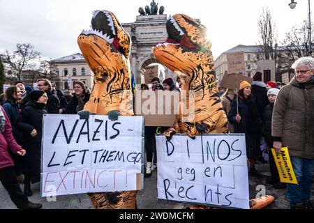 Dinos gegen Rechts, Teilnehmer bei Gemeinsam gegen Rechts, Großdemonstration in München, 21. Januar 2024 Deutschland, München, 21. Januar 2024, Dinos gegen Rechts, Teilnehmer als Dinosaurier verkleidet bei gemeinsam gegen Recht - für Demokratie und Vielfalt, Großdemonstration gegen Rechtsextremismus und Faschismus, aufgerufen hat ein breites Bündnis der Zivilgesellschaft, 230 Organisationen, Münchner Großdemo war wegen zu großem Andrang nach einer Stunde abgebrochen, bis zu 250,000 Teilnehmer, Protest, Demo, Sonntagnachmittag, Politik, Bayern, *** Dinosaurier gegen die Rechte, Teilnehmer A Stockfoto