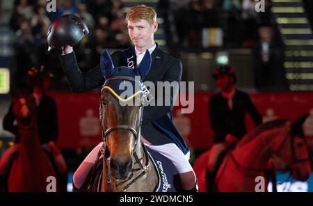 Leipzig, Deutschland. Januar 2024. Reitsport/Springen, Weltmeisterschaft, Springturnier mit Sprungbrett, Sprungbrett. Daniel Coyle aus Irland freut sich über seinen Sieg. Quelle: Hendrik Schmidt/dpa/Alamy Live News Stockfoto