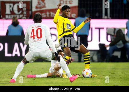 Köln, Deutschland, 1. Fussball-Bundesliga 18. Spieltag 1.FC Köln : Borussia Dortmund 0:4 20. 01. 2024 im Rhein Energie Stadion in Köln Hendry BLANK (BVB) re.- Foto: Norbert Schmidt, Düsseldorf Stockfoto