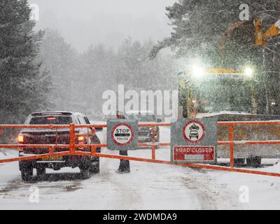 Eine Barriere, die die Straße zum Skigebiet in Cairngorm, Schottland, aufgrund von starkem Schneefall blockiert. Stockfoto